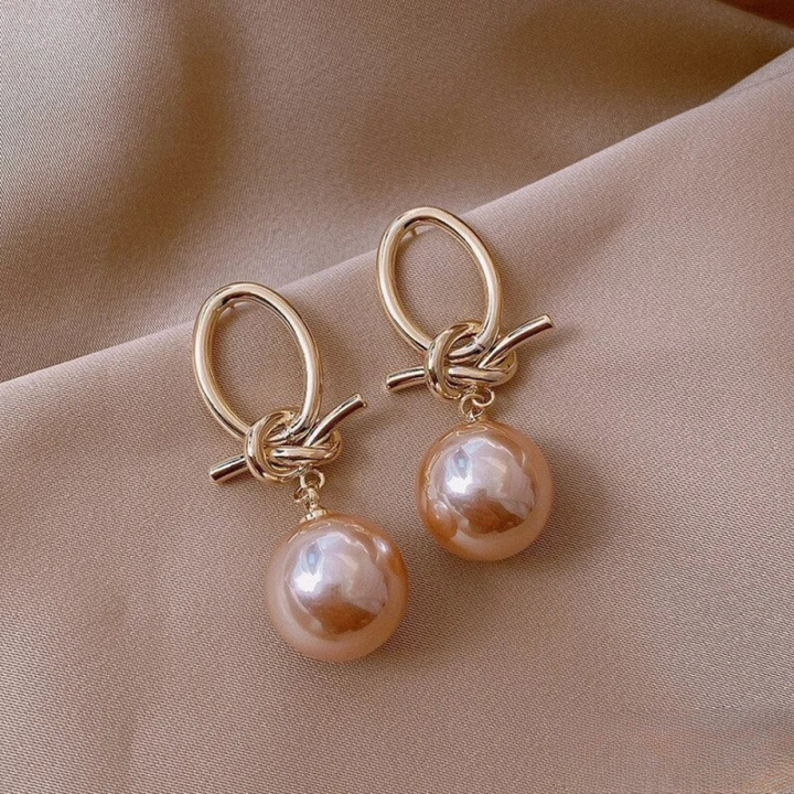 Zara | Hanging earrings with timeless pearl