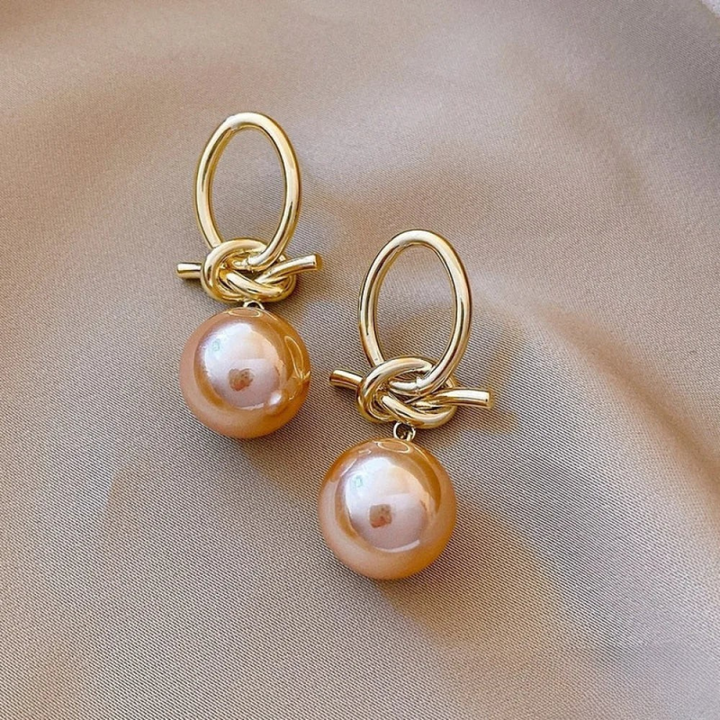 Zara | Hanging earrings with timeless pearl