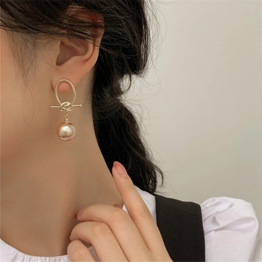 Zara | Hanging earrings with timeless pearl