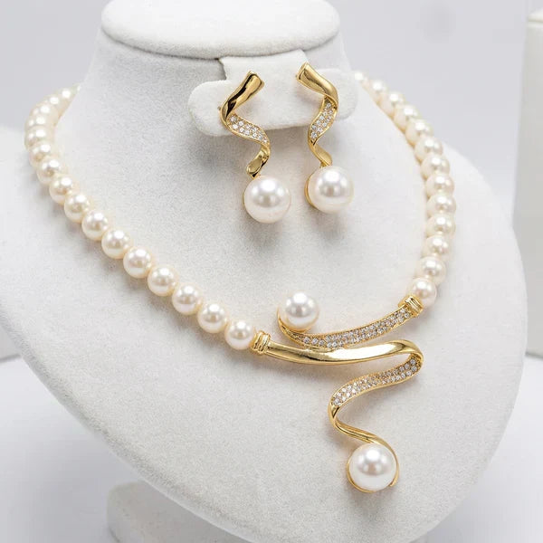 Bella | Set of a necklace and earrings with natural pearls