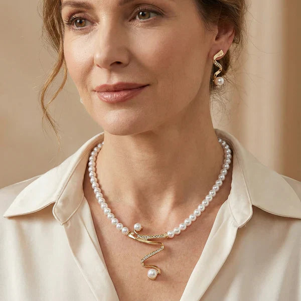 Bella | Set of a necklace and earrings with natural pearls