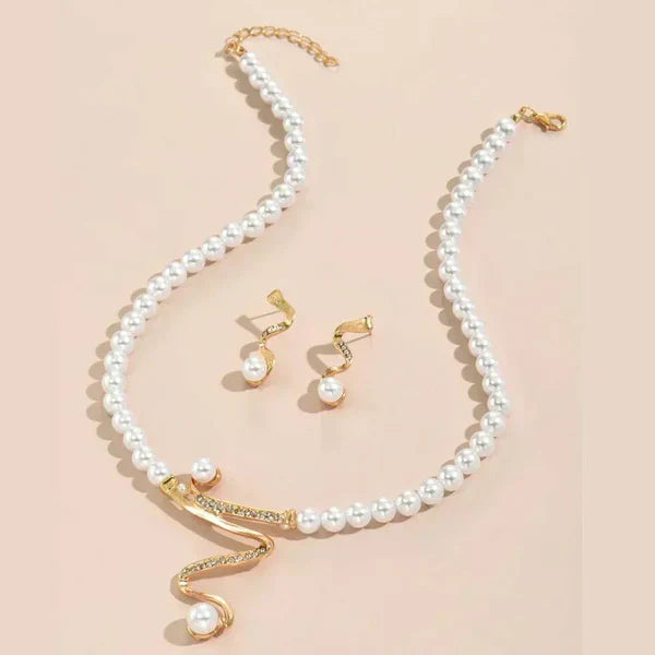 Bella | Set of a necklace and earrings with natural pearls