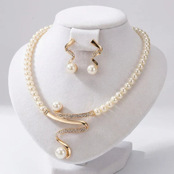 Bella | Set of a necklace and earrings with natural pearls