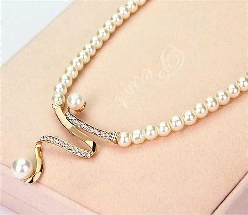 Bella | Set of a necklace and earrings with natural pearls