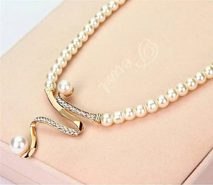 Bella | Set of a necklace and earrings with natural pearls
