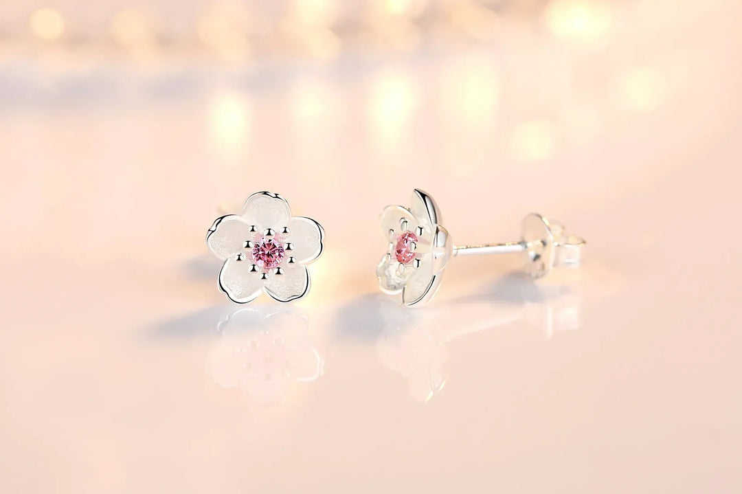 Olive | Flower-shaped stud earrings with zirconia