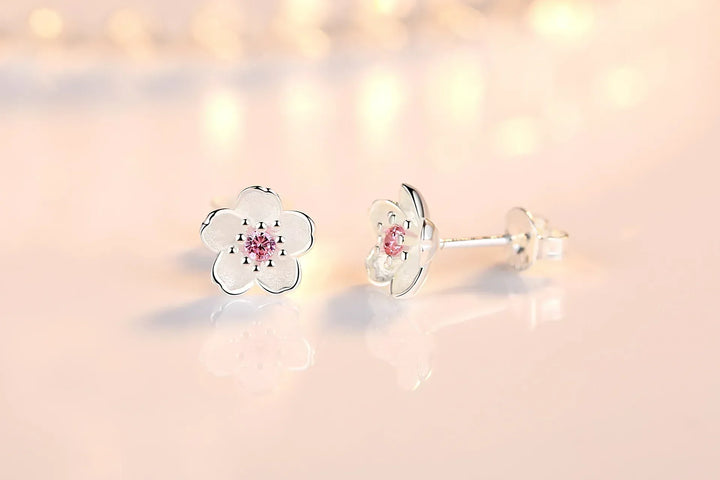 Olive | Flower-shaped stud earrings with zirconia